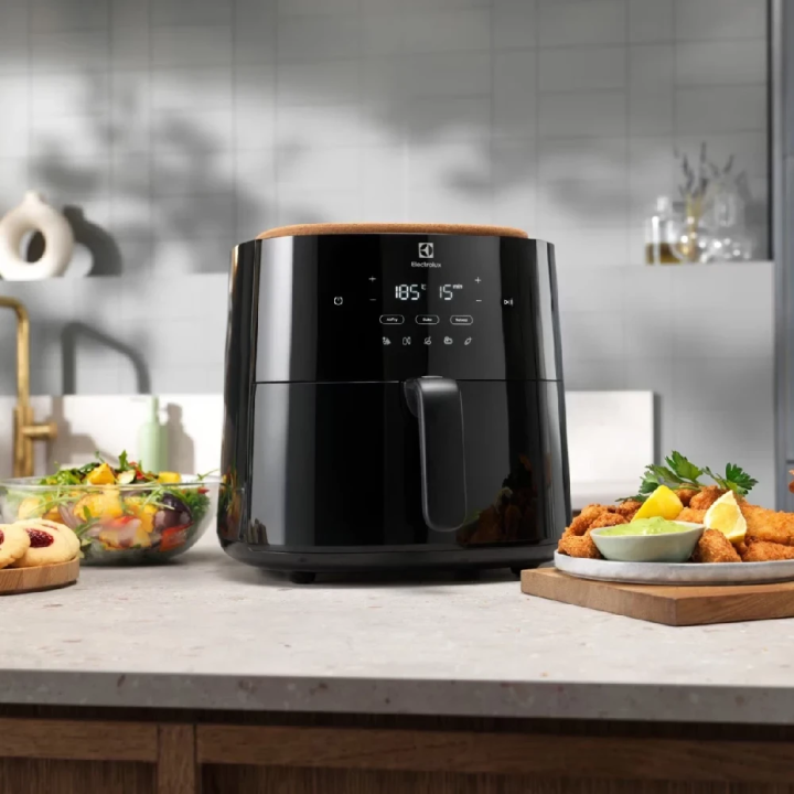 Electrolux Air Fryer friteza na zrak EAF5B bez ulja, 90% manje masnoće, 700 serija