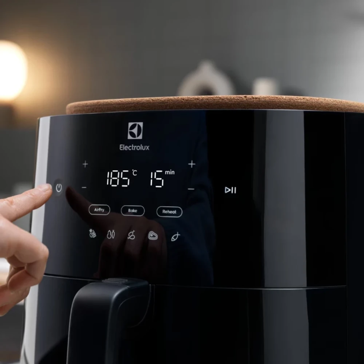 Electrolux Air Fryer friteza na zrak EAF5B bez ulja, 90% manje masnoće, 700 serija