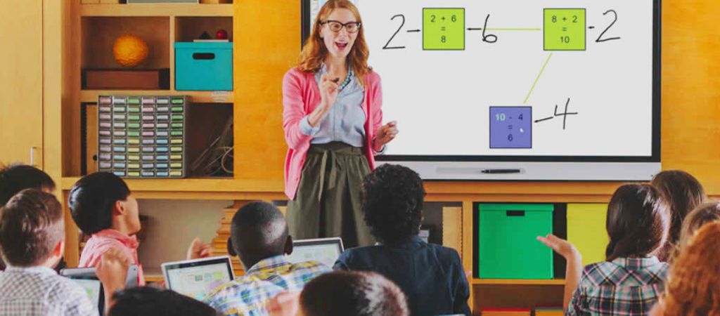 Nastavnica drži predavanje učenicima uz korištenje Smart table